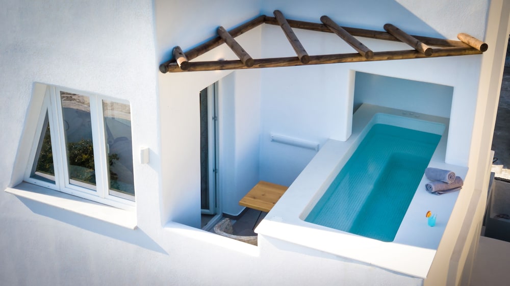 Emerald Collection Suites — Hotel building in Karterados, South Aegean