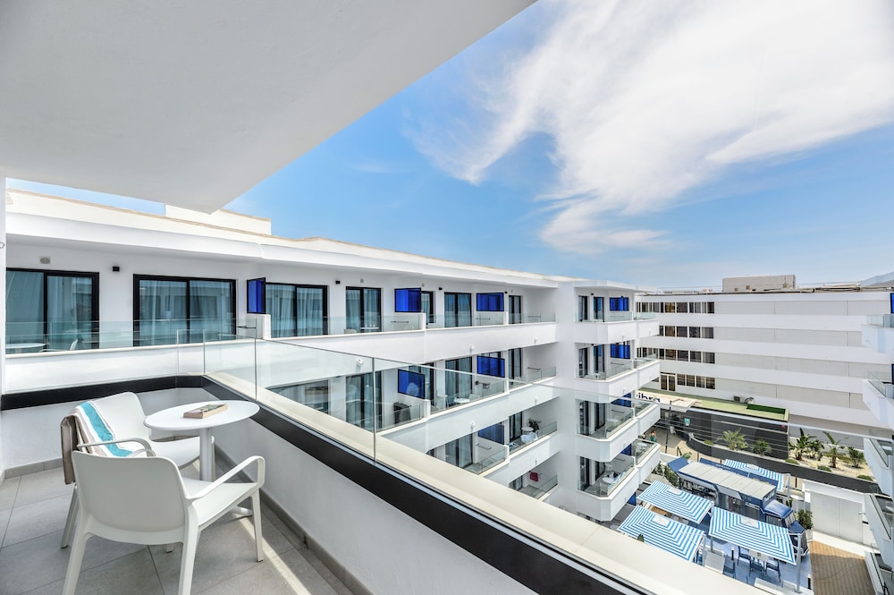 Apartamentos Vibra Jabeque Blue - Adults only — Hotel building in Playa d'en Bossa, Balearic Islands