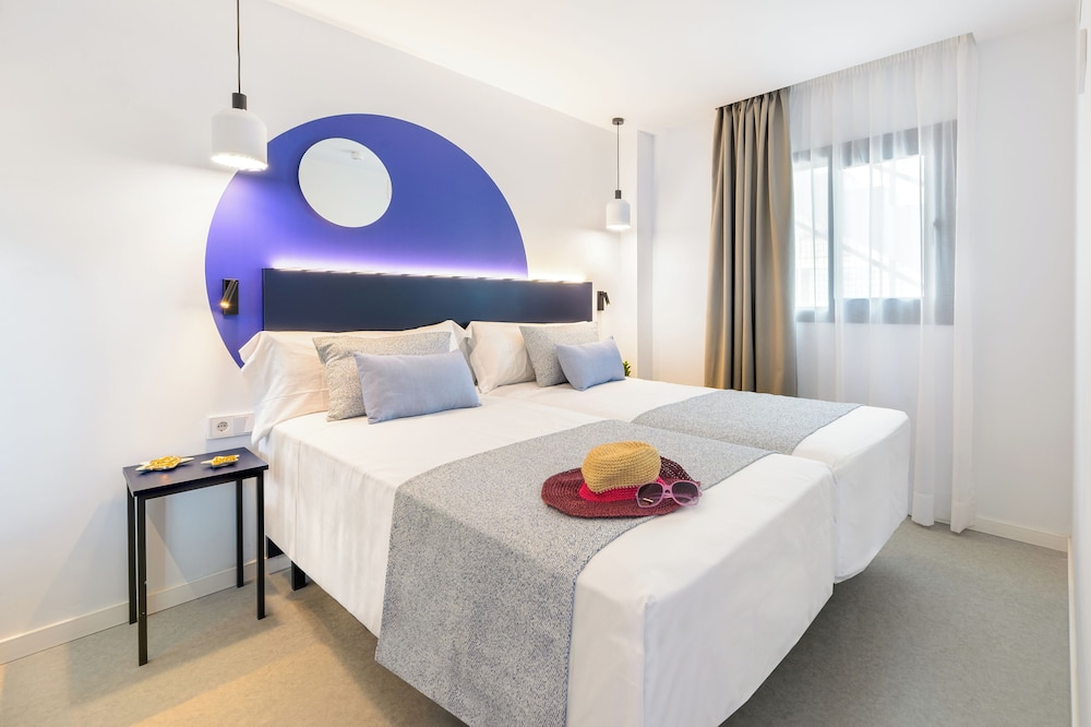Apartamentos Vibra Jabeque Blue - Adults only — Hotel rooms in Playa d'en Bossa, Balearic Islands