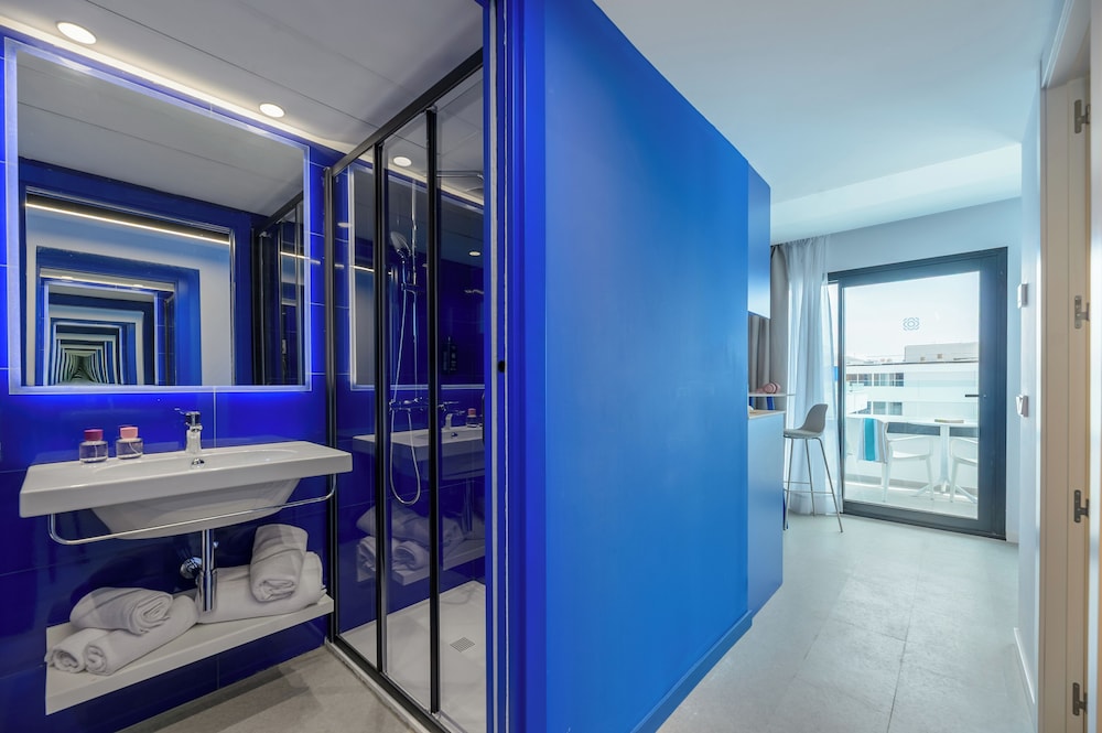 Apartamentos Vibra Jabeque Blue - Adults only — Hotel rooms in Playa d'en Bossa, Balearic Islands