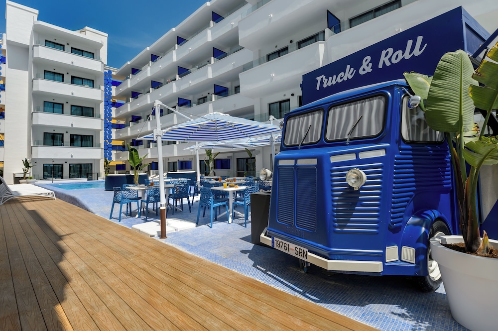 Apartamentos Vibra Jabeque Blue - Adults only — Restaurant & bars in Playa d'en Bossa, Balearic Islands