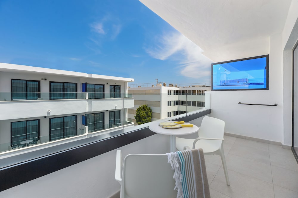 Apartamentos Vibra Jabeque Blue - Adults only — Hotel rooms in Playa d'en Bossa, Balearic Islands