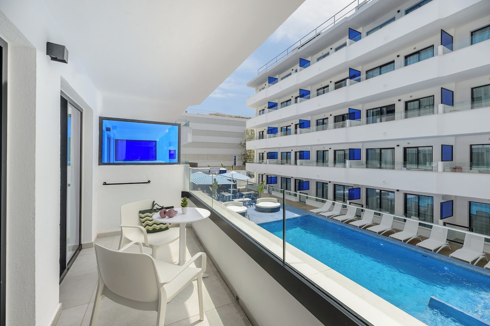 Apartamentos Vibra Jabeque Blue - Adults only — Hotel building in Playa d'en Bossa, Balearic Islands