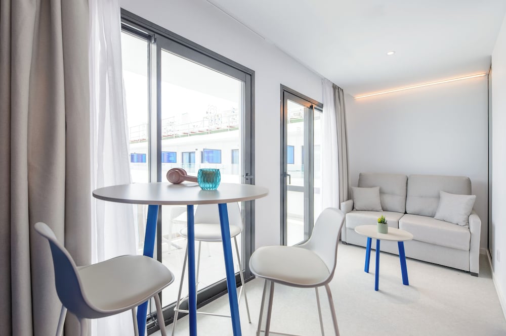 Apartamentos Vibra Jabeque Blue - Adults only — Hotel rooms in Playa d'en Bossa, Balearic Islands