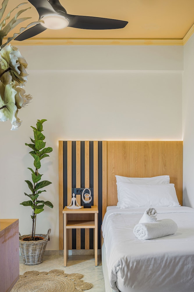 Socrates Hotel Malia Beach — Hotel rooms in Malia
