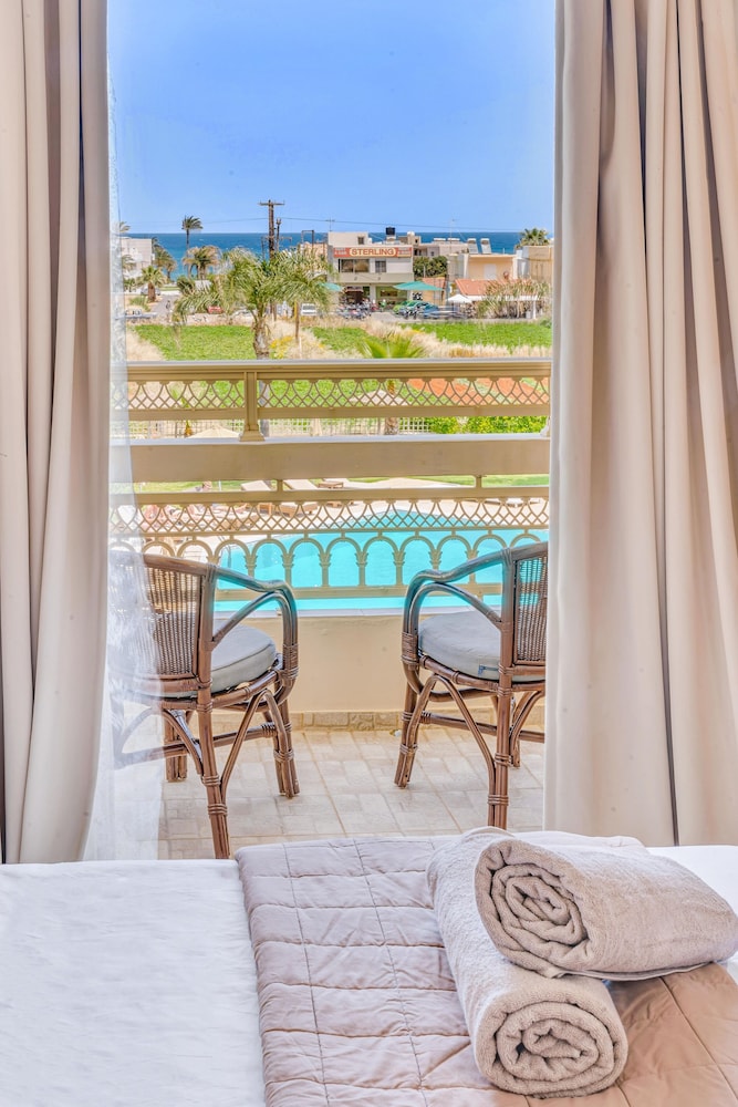 Socrates Hotel Malia Beach — Hotel rooms in Malia
