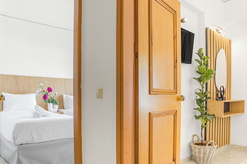 Socrates Hotel Malia Beach — Hotel rooms in Malia