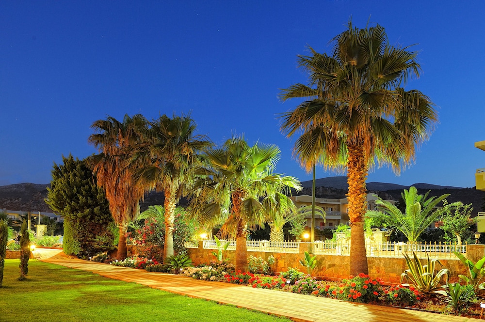 Socrates Hotel Malia Beach — Hotel building in Malia