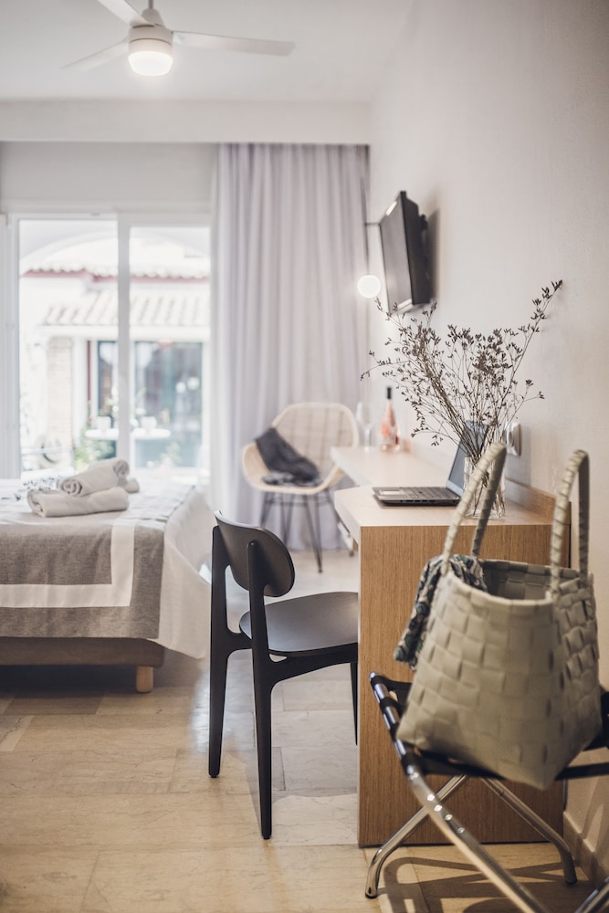Iliada Beach Hotel — Hotel rooms in Gouvia, Ionian Islands