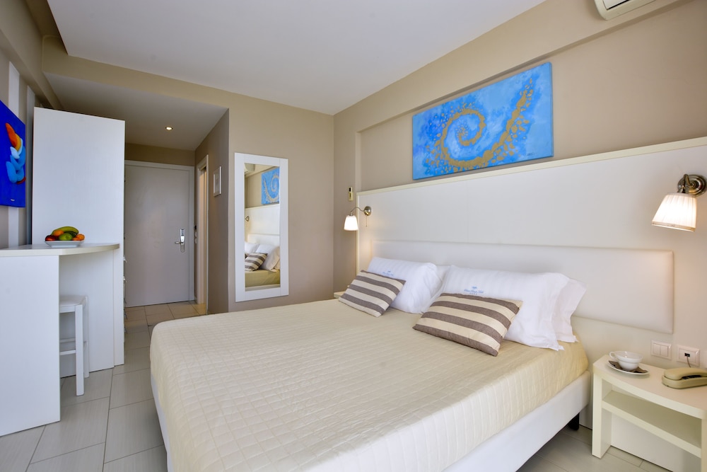 Sidari Beach Hotel — Hotel rooms in Sidari, Ionian Islands