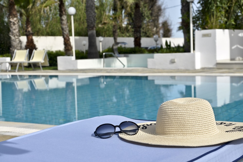 Sidari Beach Hotel — Swimming pool in Sidari, Ionian Islands