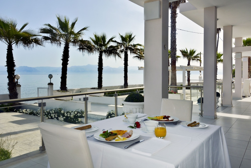 Sidari Beach Hotel — Restaurant & bars in Sidari, Ionian Islands