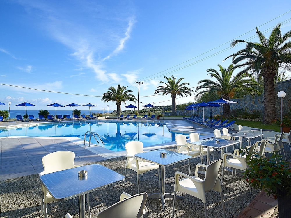 Eleftheria Hotel — Swimming pool in Chania