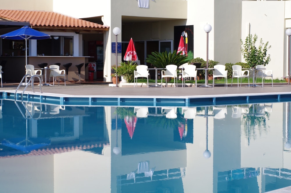 Eleftheria Hotel — Swimming pool in Chania