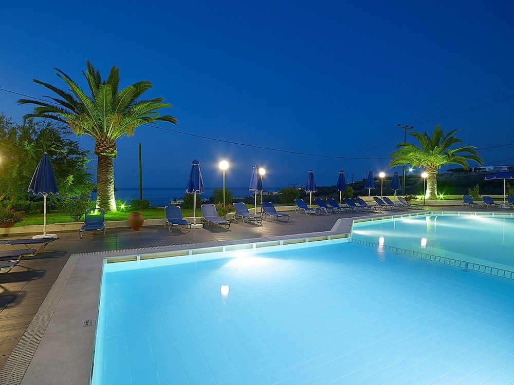 Eleftheria Hotel — Swimming pool in Chania