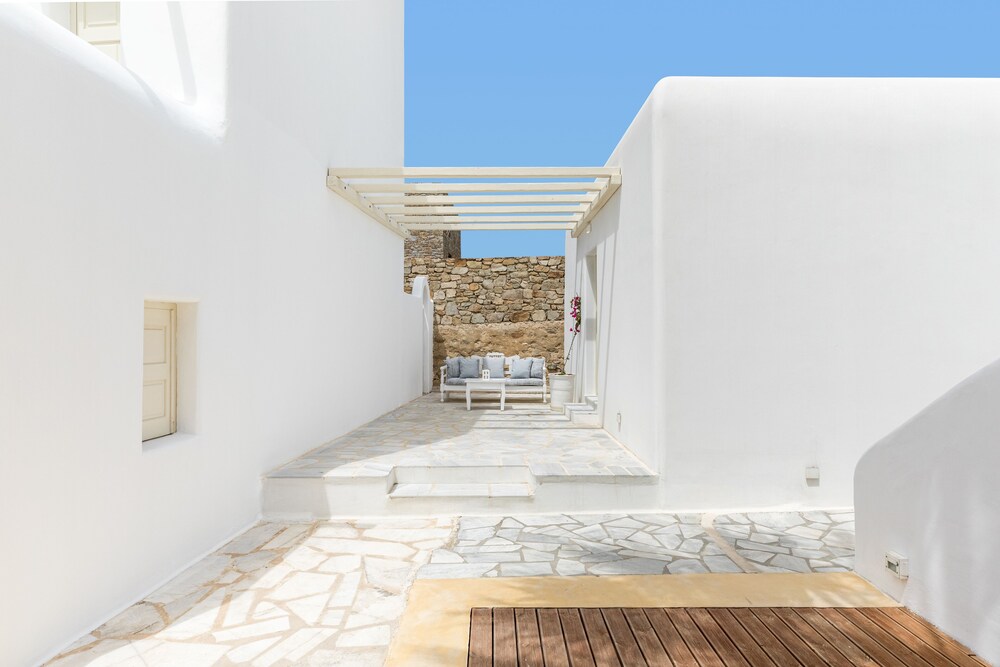 Corfos Hotel — Hotel building in Ornos, South Aegean