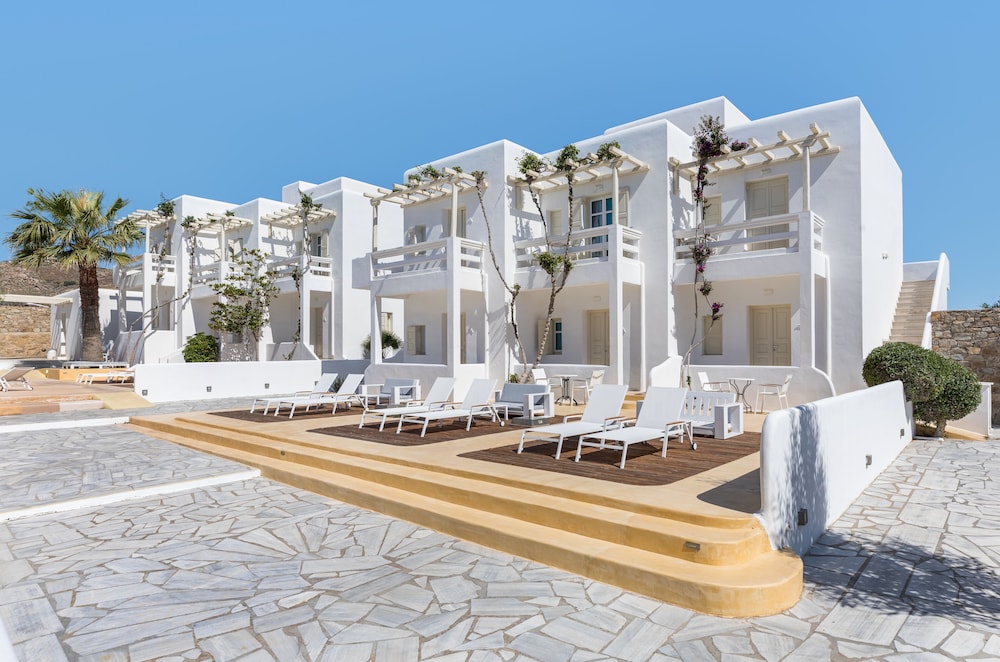 Corfos Hotel — Hotel building in Ornos, South Aegean