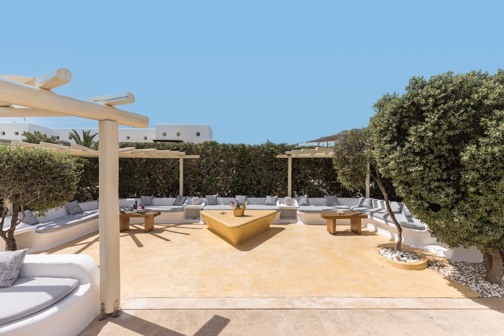 Corfos Hotel — Hotel building in Ornos, South Aegean
