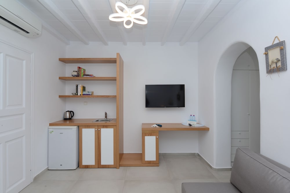 Corfos Hotel — Hotel rooms in Ornos, South Aegean