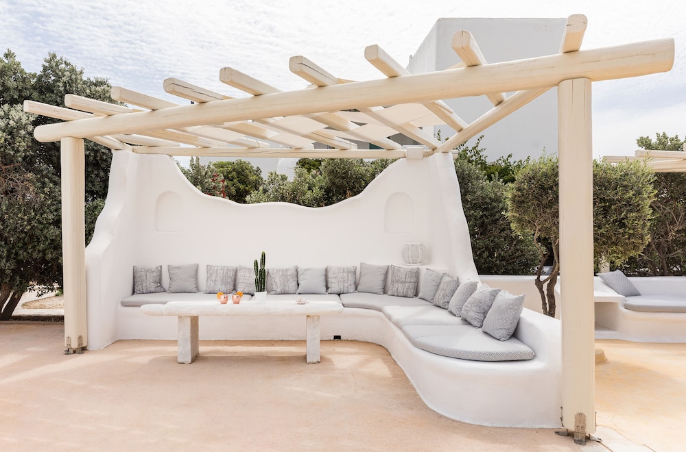 Corfos Hotel — Hotel building in Ornos, South Aegean