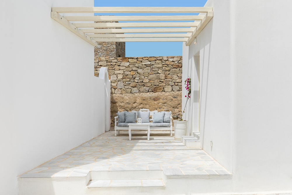 Corfos Hotel — Hotel building in Ornos, South Aegean