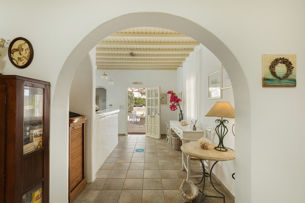 Corfos Hotel — Hotel building in Ornos, South Aegean