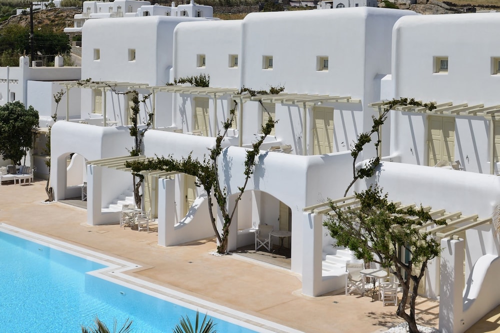 Corfos Hotel — Hotel building in Ornos, South Aegean