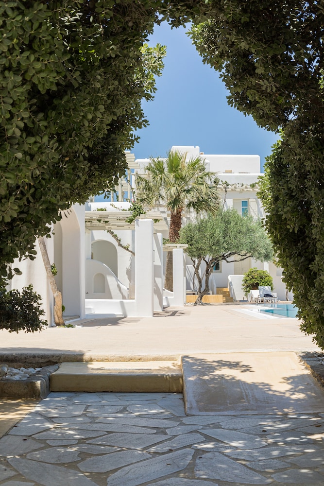 Corfos Hotel — Hotel building in Ornos, South Aegean