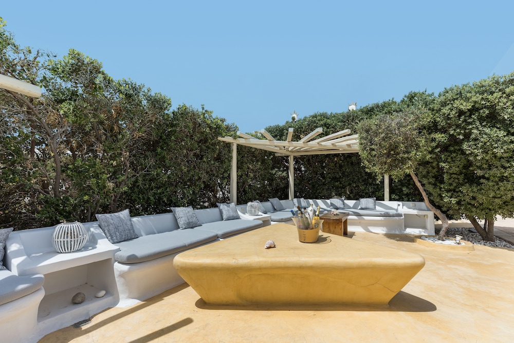 Corfos Hotel — Restaurant & bars in Ornos, South Aegean