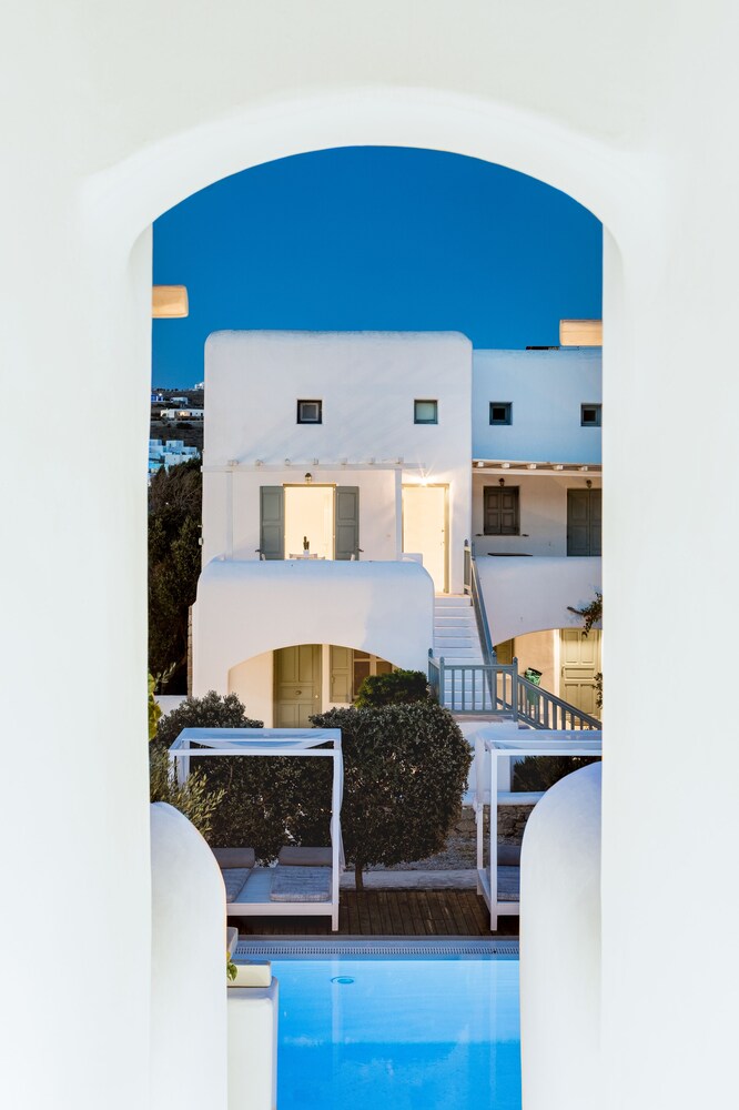 Corfos Hotel — Hotel building in Ornos, South Aegean