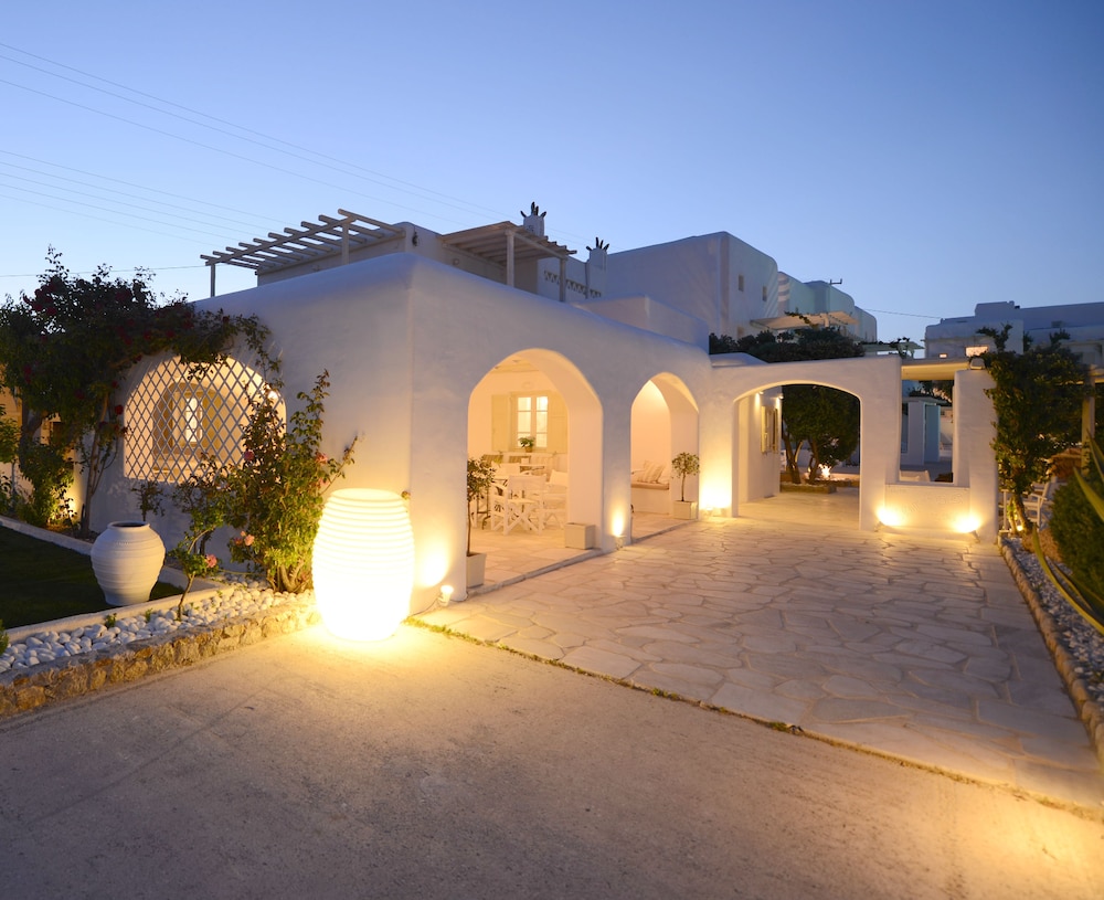 Corfos Hotel — Hotel building in Ornos, South Aegean