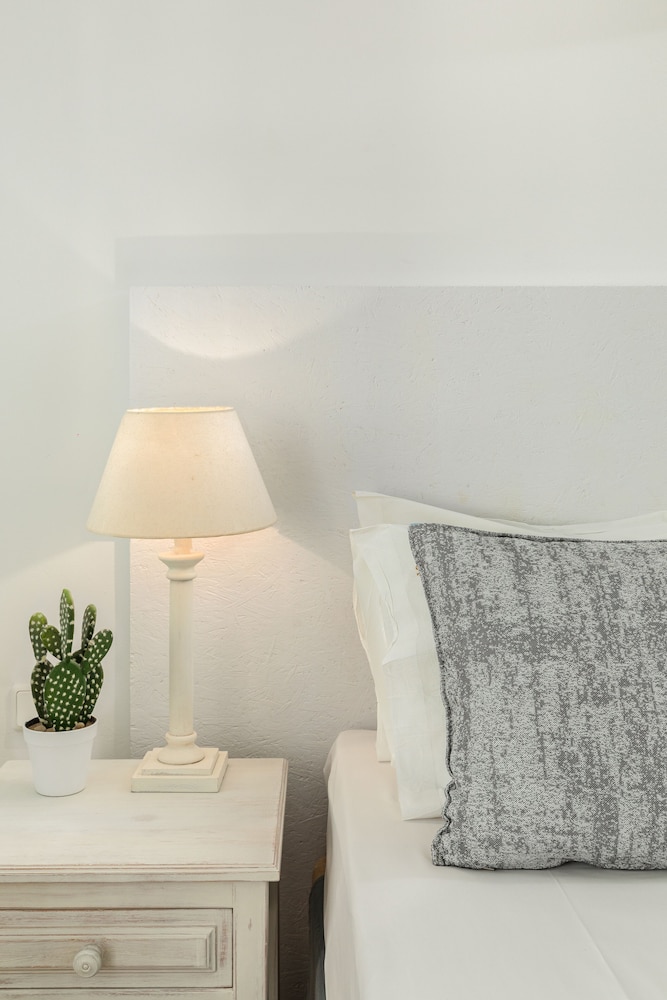 Corfos Hotel — Hotel rooms in Ornos, South Aegean