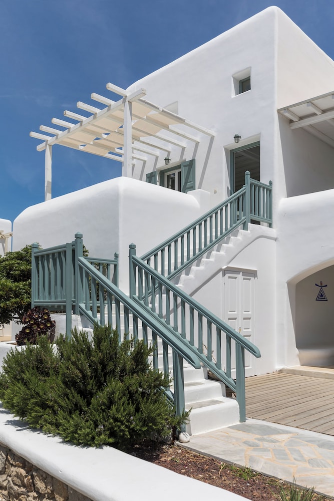 Corfos Hotel — Hotel building in Ornos, South Aegean