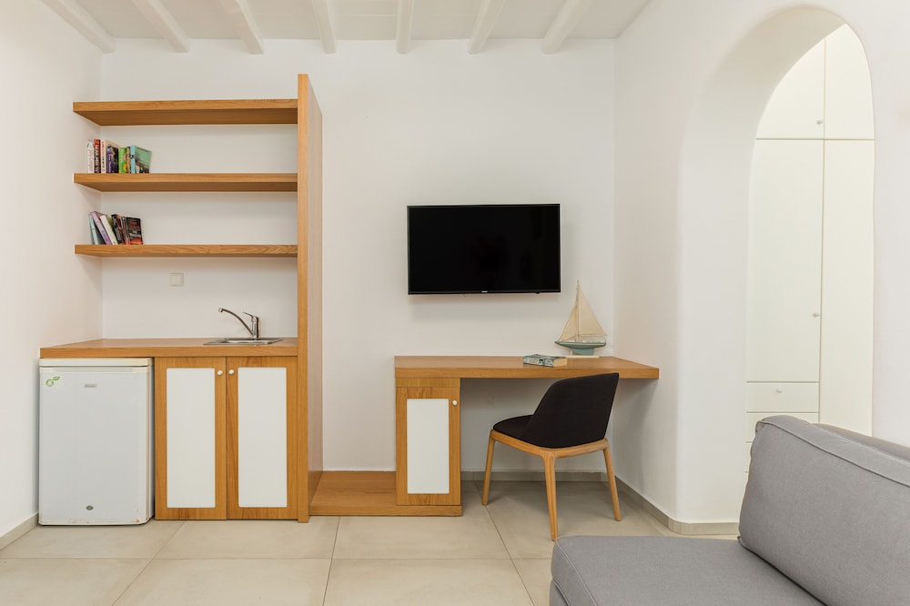 Corfos Hotel — Hotel rooms in Ornos, South Aegean