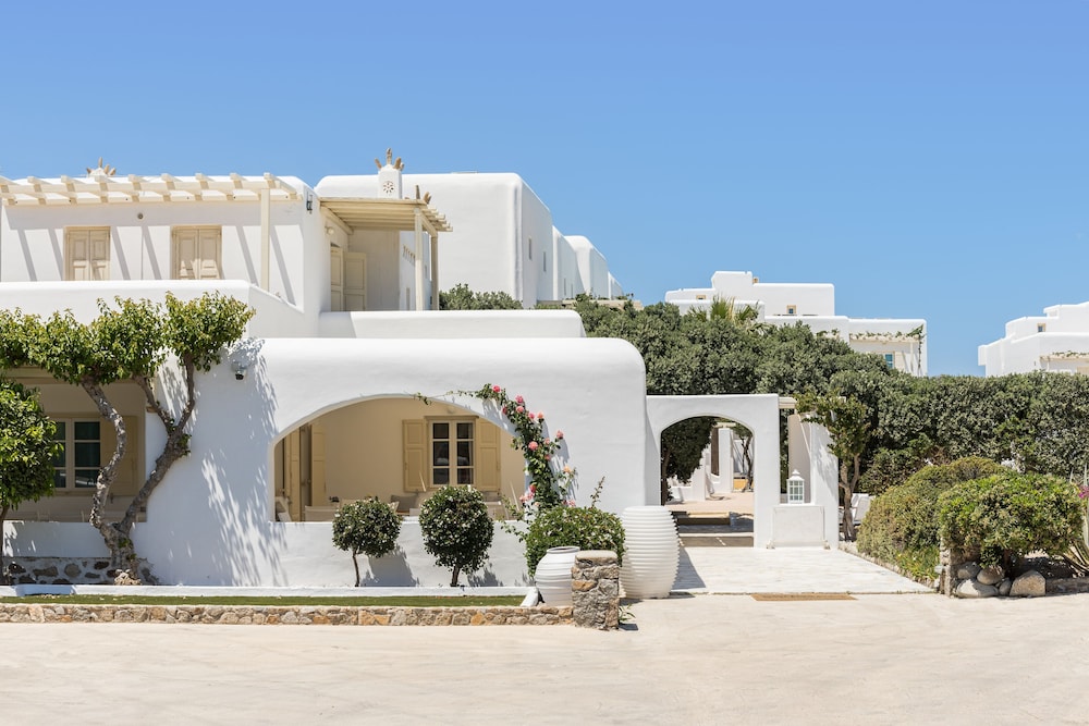 Corfos Hotel — Hotel building in Ornos, South Aegean