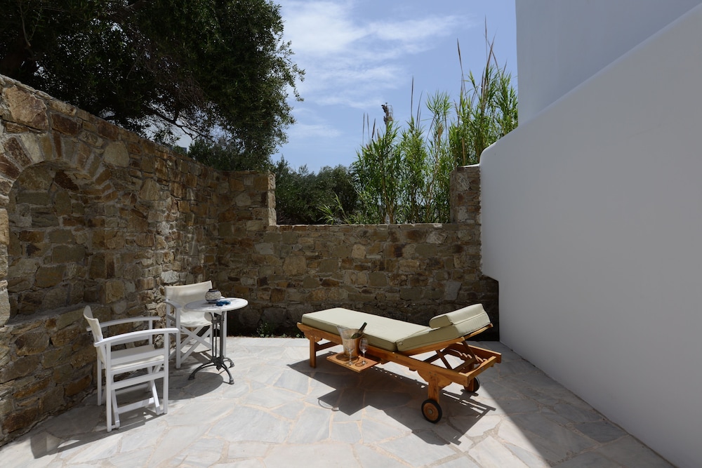 Corfos Hotel — Hotel building in Ornos, South Aegean