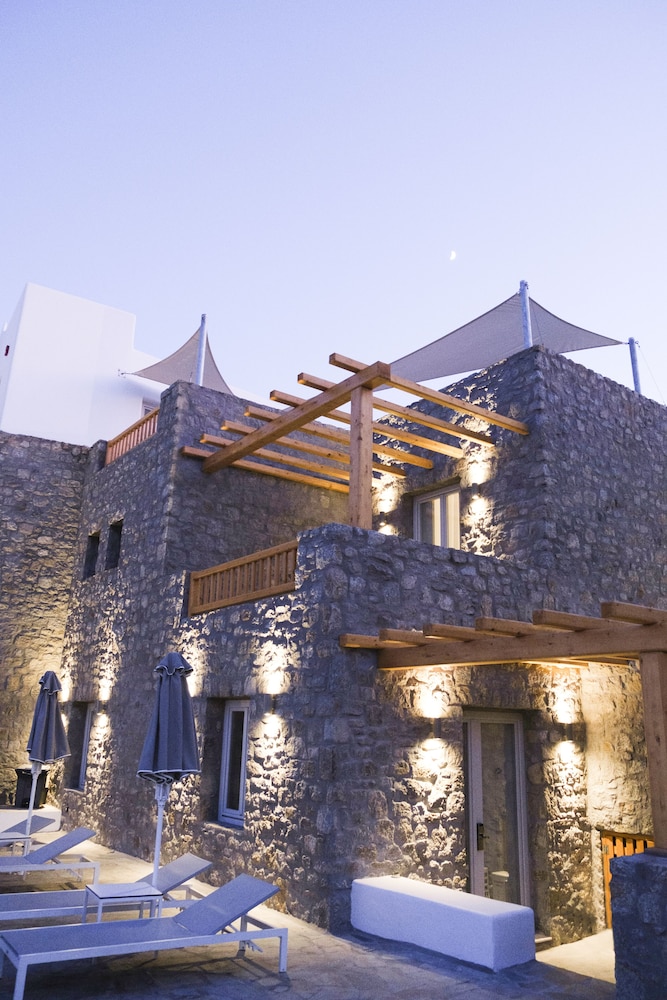 Argo Hotel — Hotel building in Plati Gialos, South Aegean