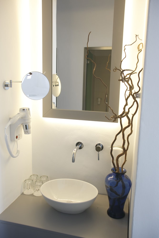 Argo Hotel — Hotel rooms in Plati Gialos, South Aegean