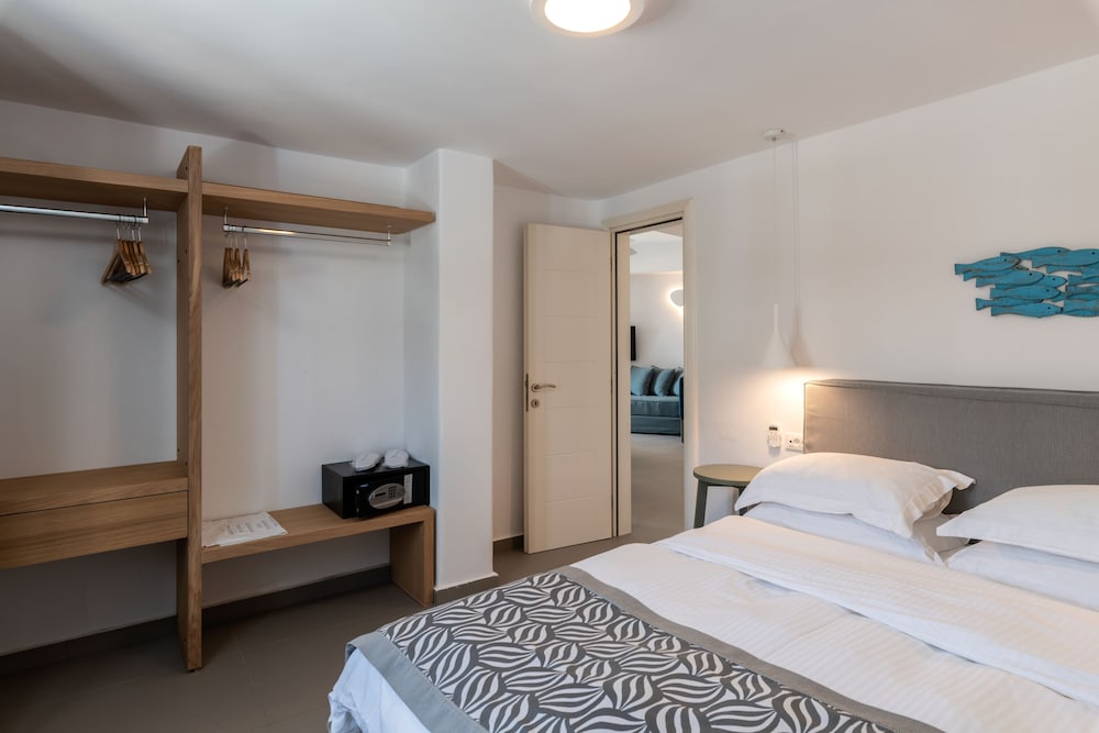 Argo Hotel — Hotel rooms in Plati Gialos, South Aegean