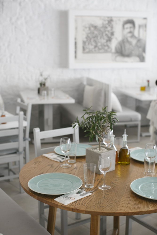 Argo Hotel — Restaurant & bars in Plati Gialos, South Aegean