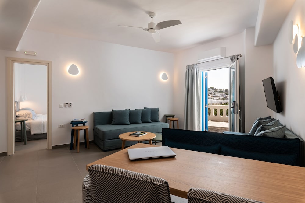 Argo Hotel — Hotel rooms in Plati Gialos, South Aegean