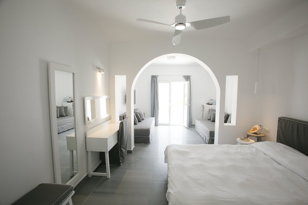 Argo Hotel — Hotel rooms in Plati Gialos, South Aegean