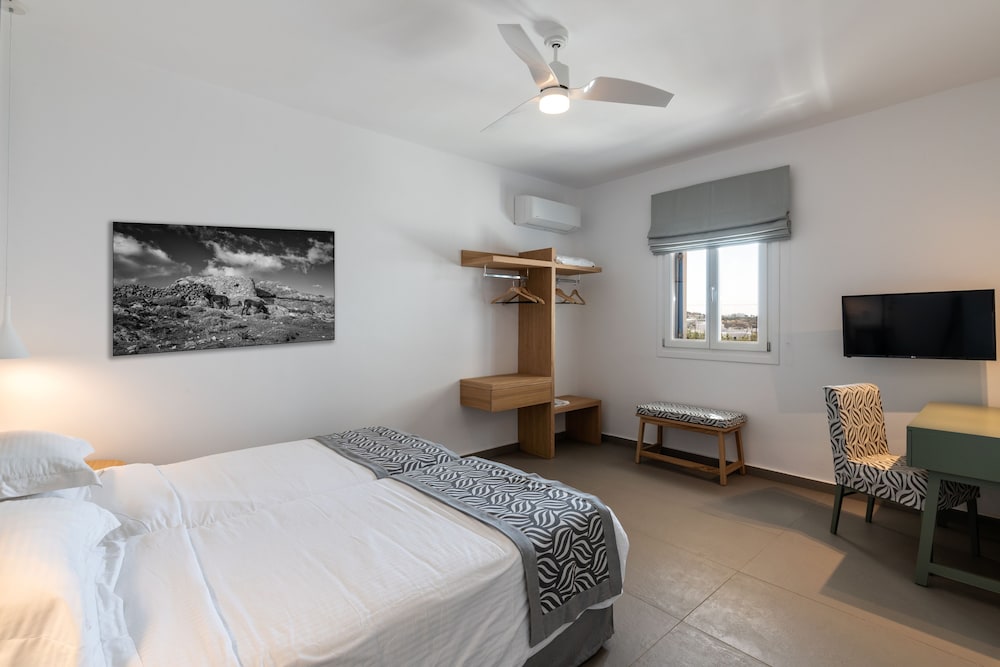 Argo Hotel — Hotel rooms in Plati Gialos, South Aegean