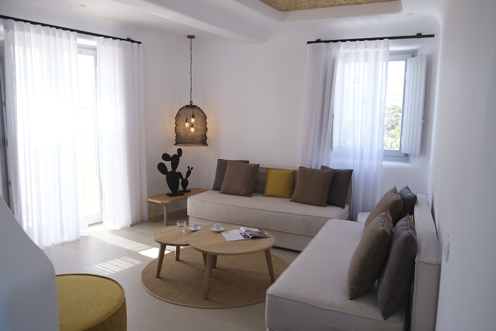 Argo Hotel — Hotel rooms in Plati Gialos, South Aegean