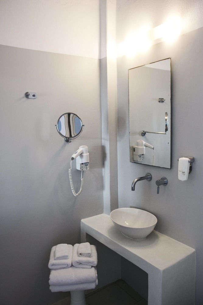 Argo Hotel — Hotel rooms in Plati Gialos, South Aegean