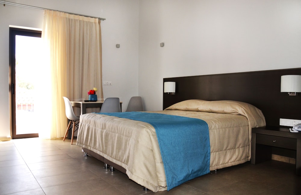 Ledra Maleme Hotel — Hotel rooms in Platanias