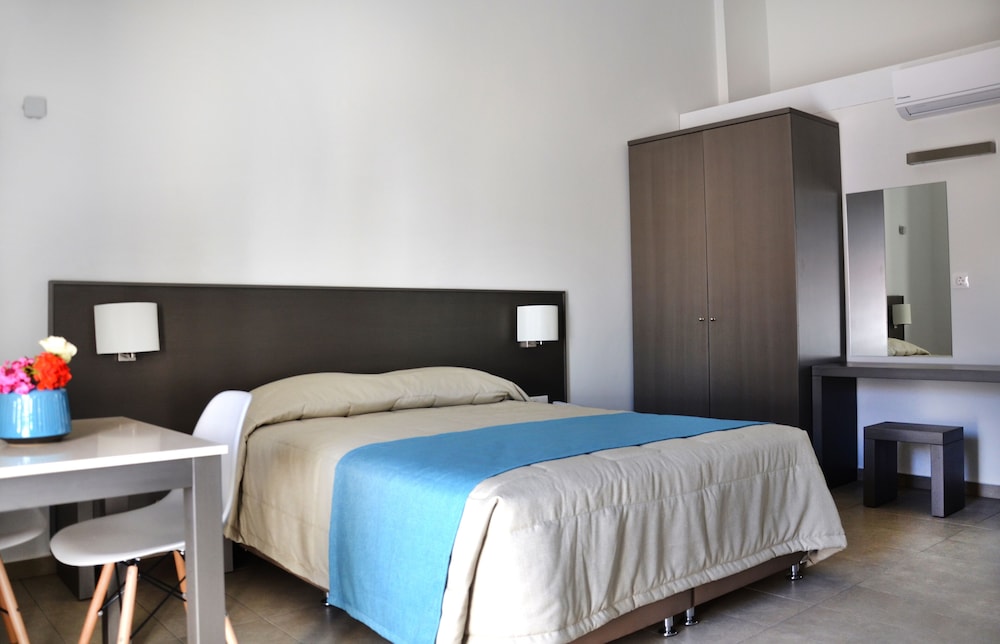 Ledra Maleme Hotel — Hotel rooms in Platanias