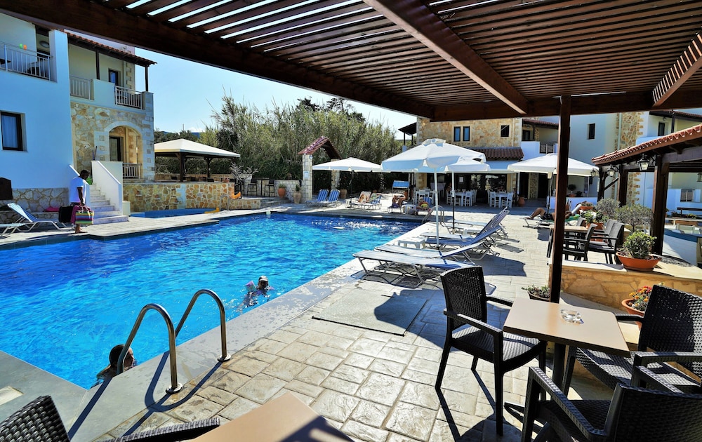 Ledra Maleme Hotel — Swimming pool in Platanias