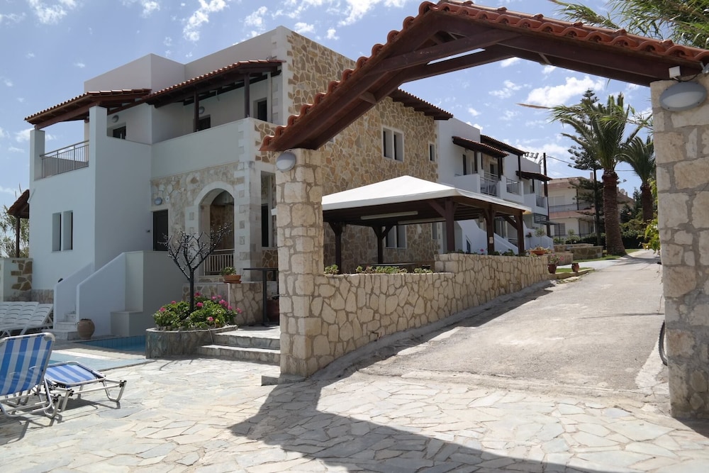 Ledra Maleme Hotel — Hotel building in Platanias