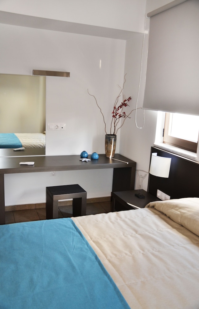 Ledra Maleme Hotel — Hotel rooms in Platanias